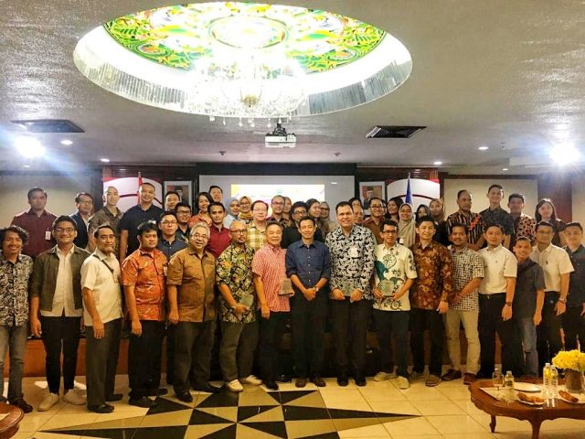 taking photo together with all seminar participants and speakers